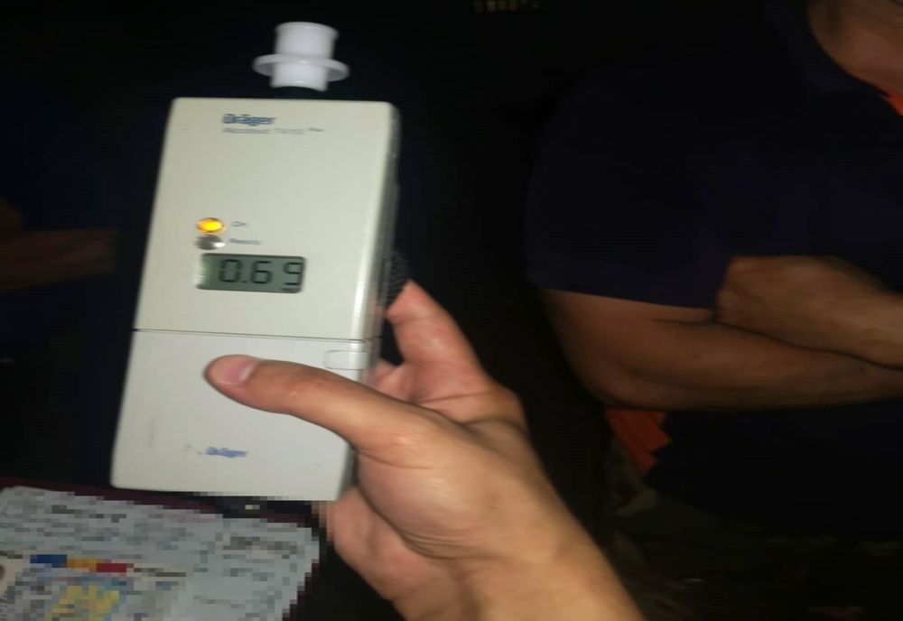 Dosare penale pentru doi bărbați care au băut și s-au urcat la volan