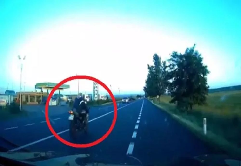 VIDEO - Motociclist aruncat într-un copac la peste 100km/h - Imagini care vă pot afecta emoțional