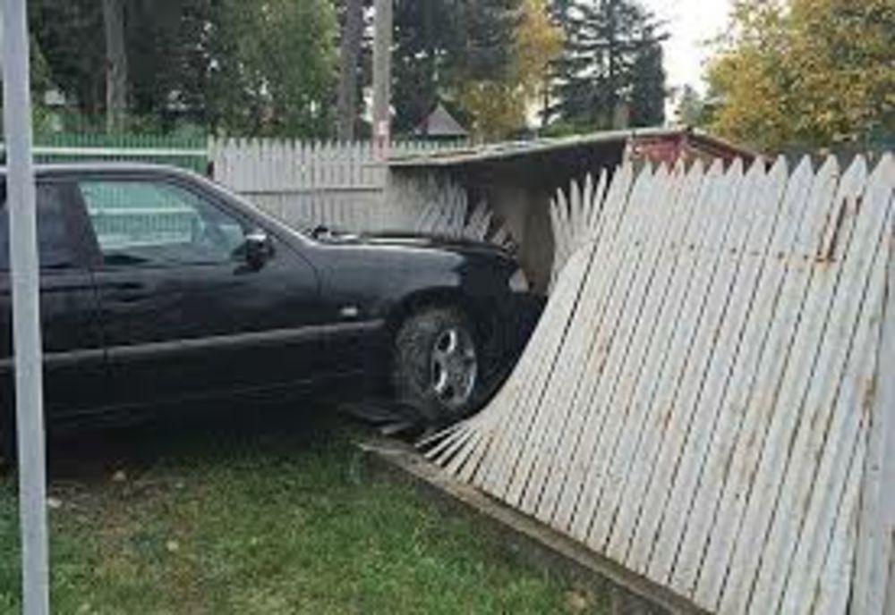 Atât de beat era că nu a nimerit să intre cu mașina în curte! Bărbatul s-a trezit în arest