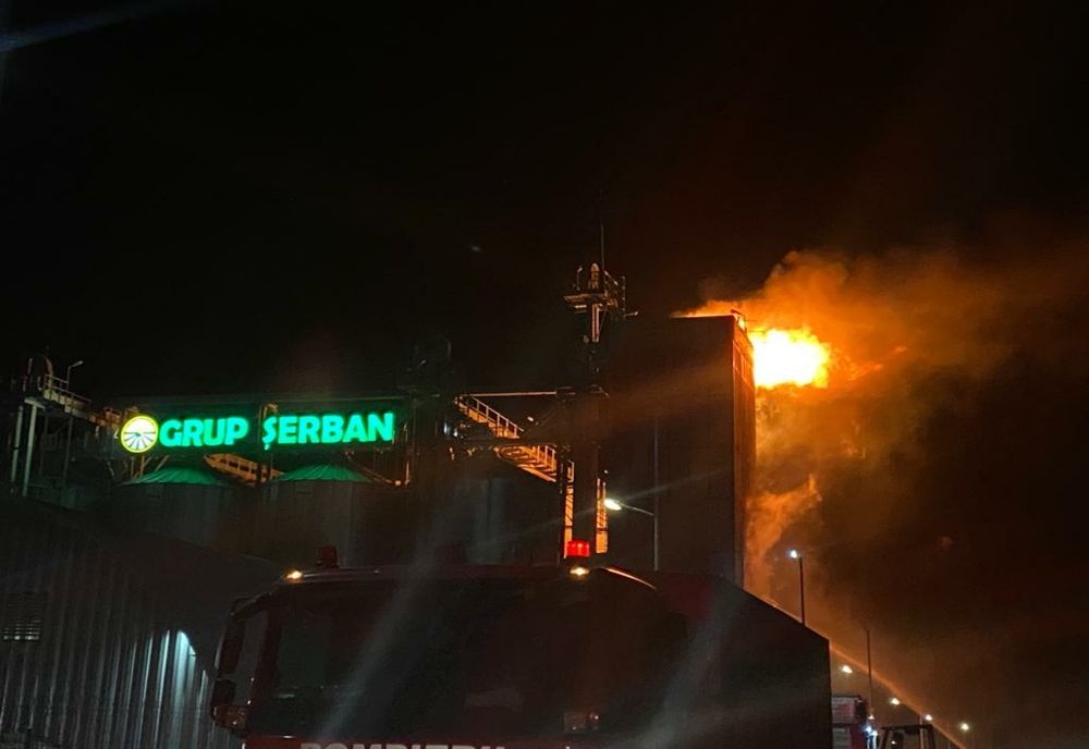 FOTO- Incendiu violent la un operator economic din Bacău-pagube însemnate