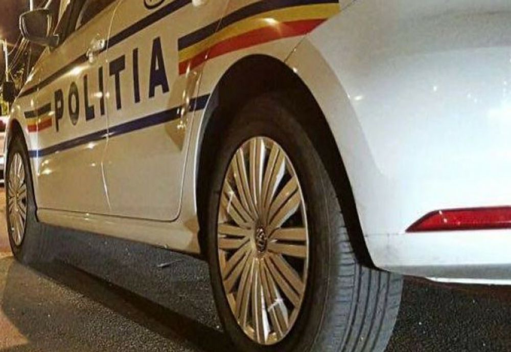 Ce făcea un tânăr cu un furtun și două bidoane din plastic lângă un autocar. Polițiștii l-au reținut imediat