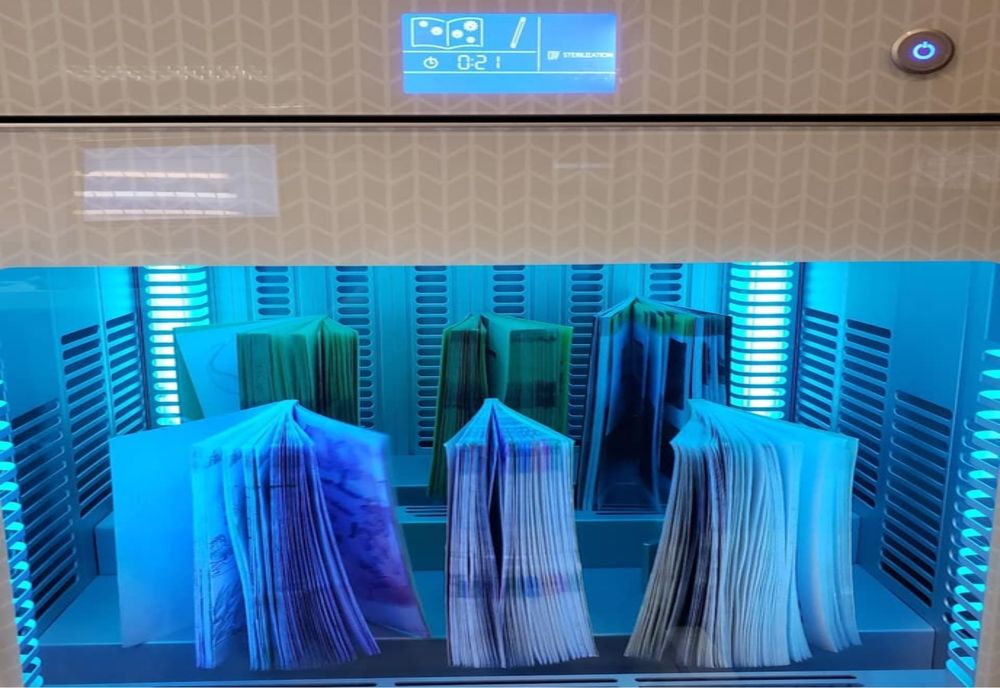 Aparat de sterilizare a cărților la Biblioteca Județeană „Costache Sturdza” Bacău.