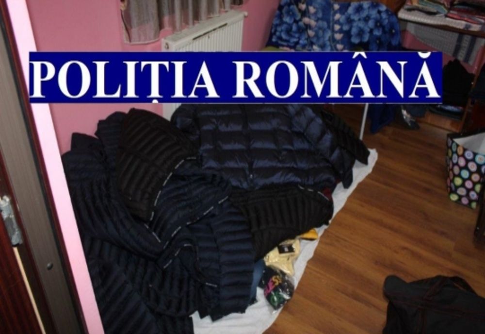 Articole de îmbrăcăminte și parfumuri descoperite de polițiști în urma unei percheziții domiciliare 