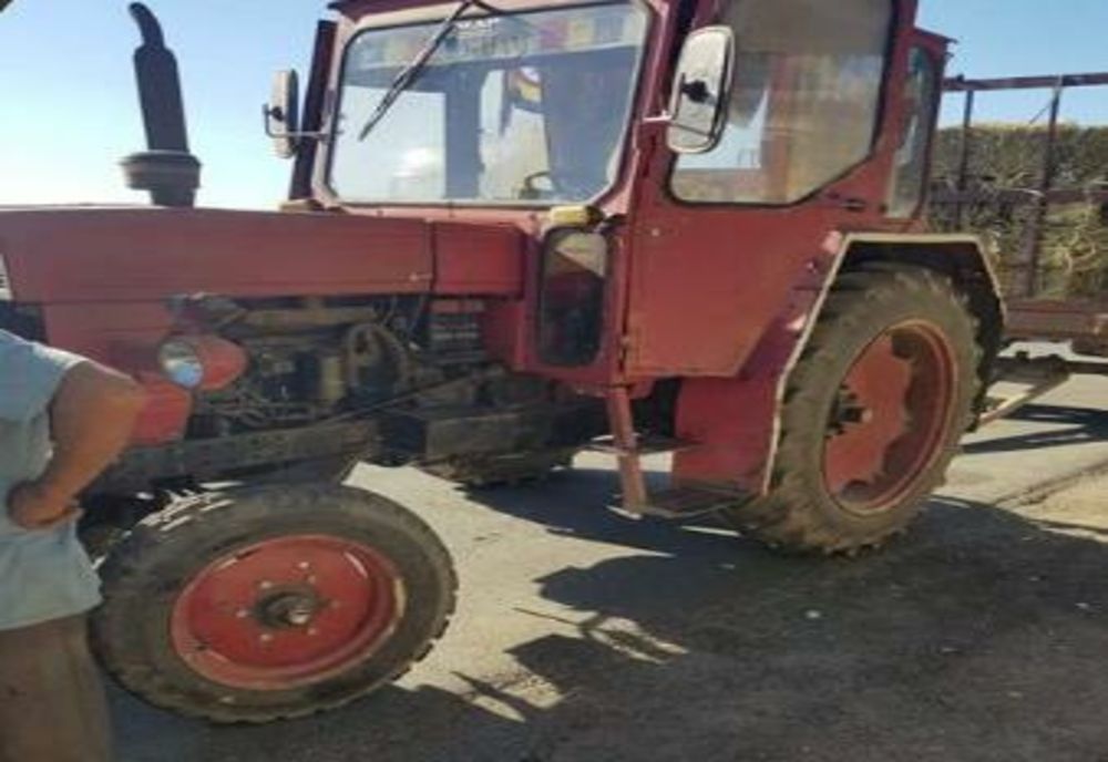 Un bărbat din Comănești s-a urcat băut la volanul unui tractor cu remorcă