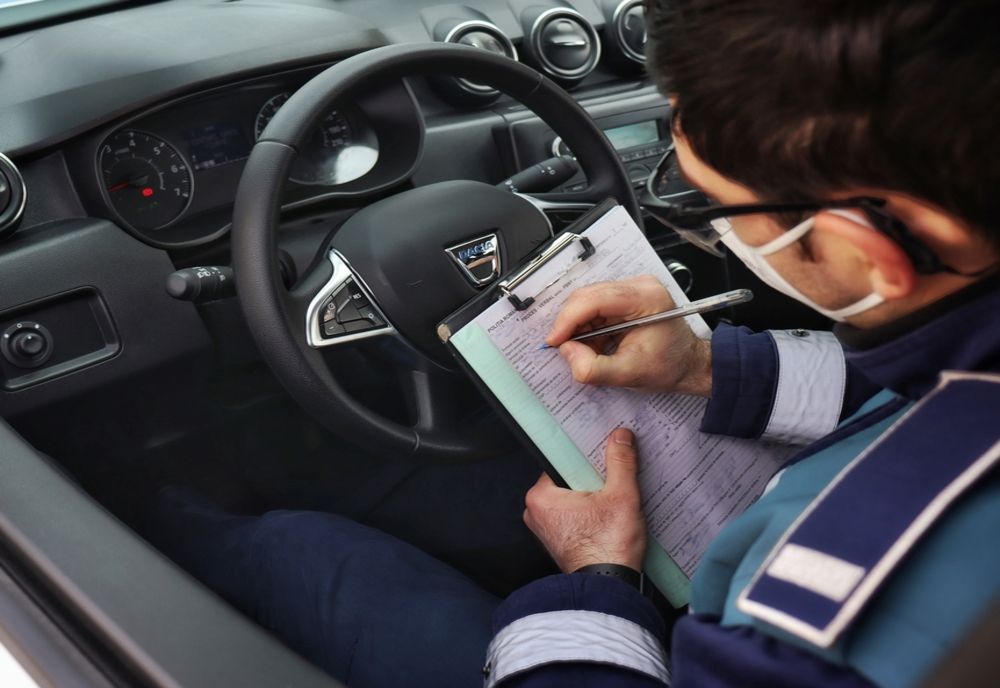 Peste 90 de șoferi au rămas fără permise de conducere în weekend
