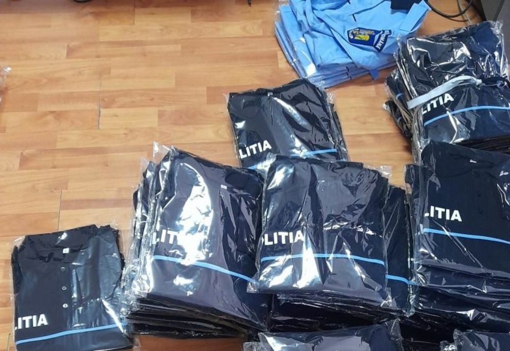 A fost amendat cu 10.000 de lei pentru că vindea articole vestimentare asemănătoare uniformelor de Poliție