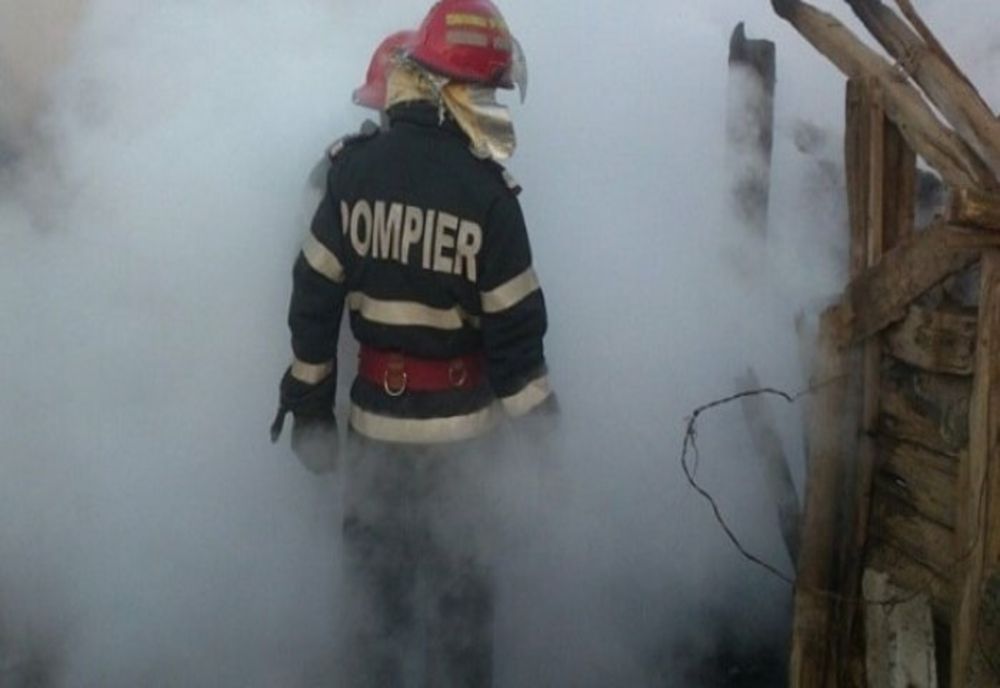 A vrut să-și afume carnea și a dat foc la casă