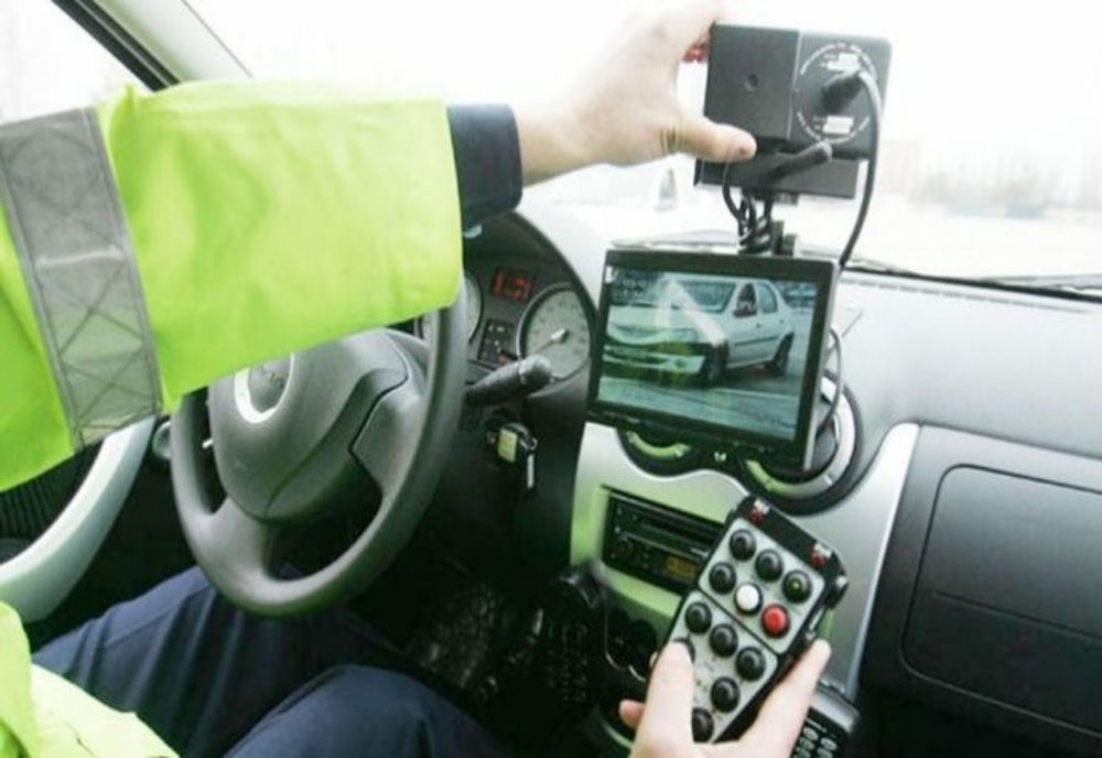 Prins cu radarul cu peste 200 km/h. Șoferul a rămas fără permis timp de trei luni