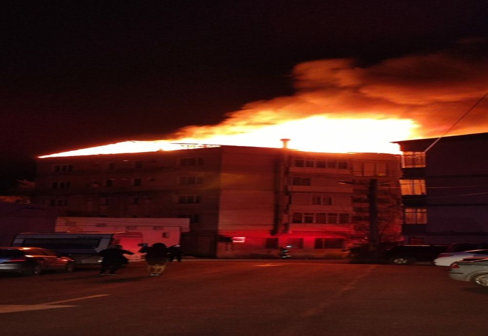 Incendiu puternic la un restaurant din Oneşti. Zeci de persoane au fost evacuate din locuinţe! Una a suferit arsuri