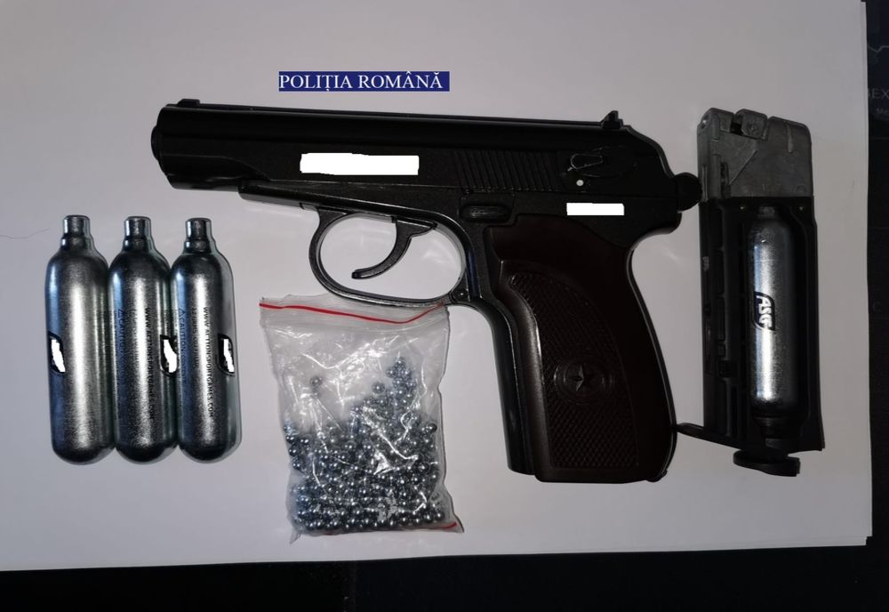 Armă deținută ilegal, ridicată de polițiști în vederea continuării cercetărilor 