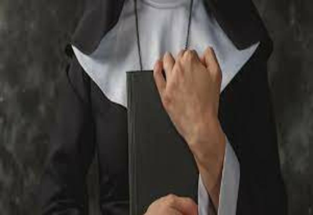 O „măicuţă suspectă” cerea bani oamenilor pe stradă, în Bacău. Surpriza pe care au avut-o poliţiştii când au condus falsa „măicuță” la secție