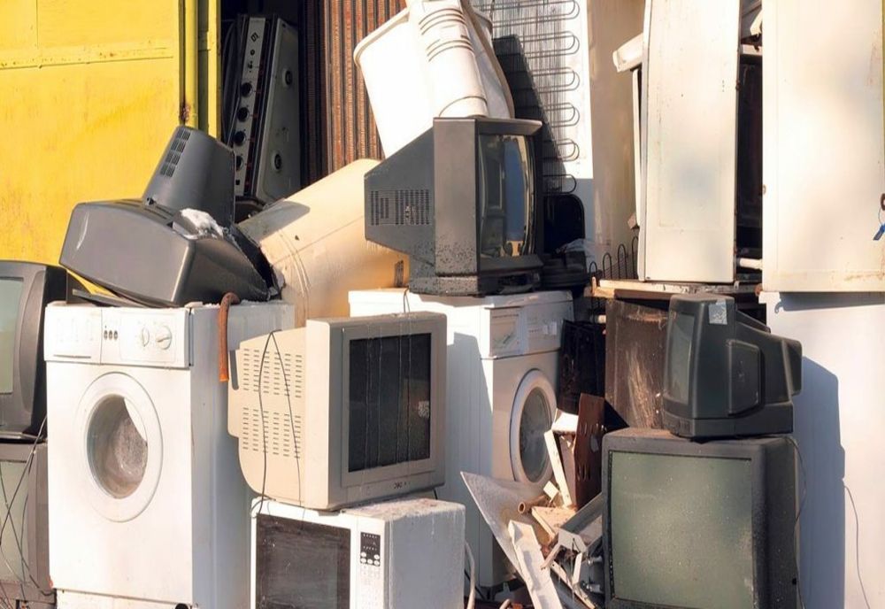 Electrocasnice din programul „rabla”, furate de 3 tineri cu o dubă