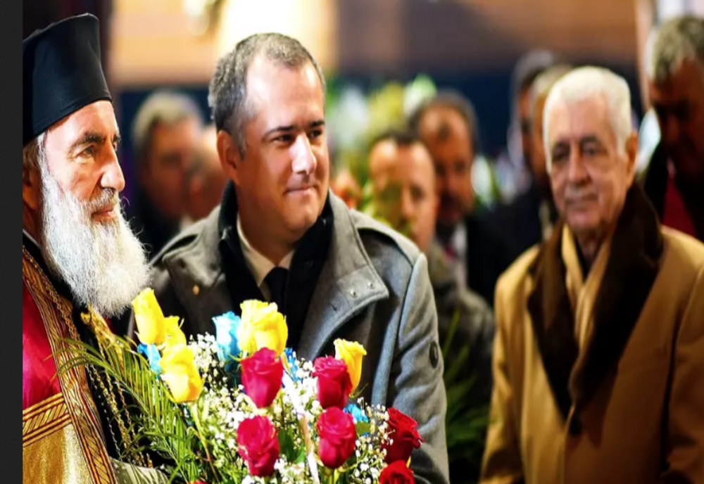 Primarul Bacăului, certat de cetățeni pe rețelele sociale după ce a stat fără mască de protecție la o slujbă cu zeci de oameni