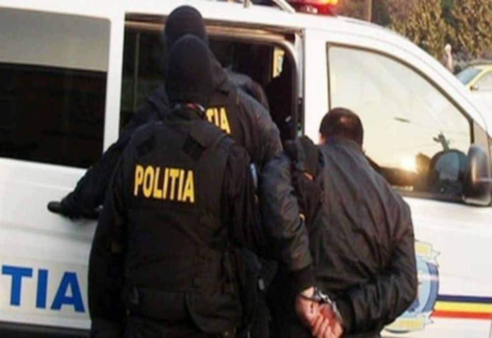 Hoț din București, prins la Bacău și dus la penitenciar