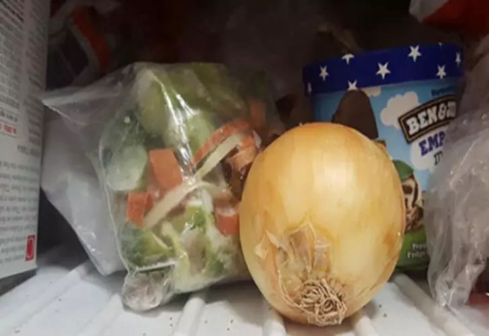 De ce este bine să pui ceapa la congelator. Vei folosi mereu de acest truc