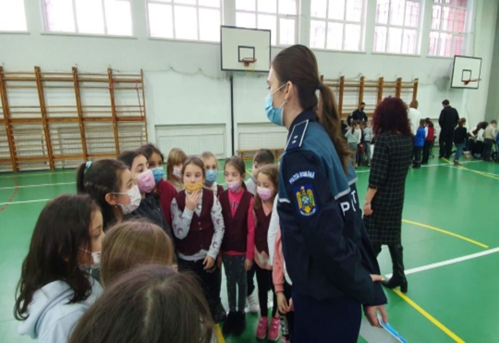 Polițiștii au mers la școlile din județ pentru a sta de vorbă cu elevii
