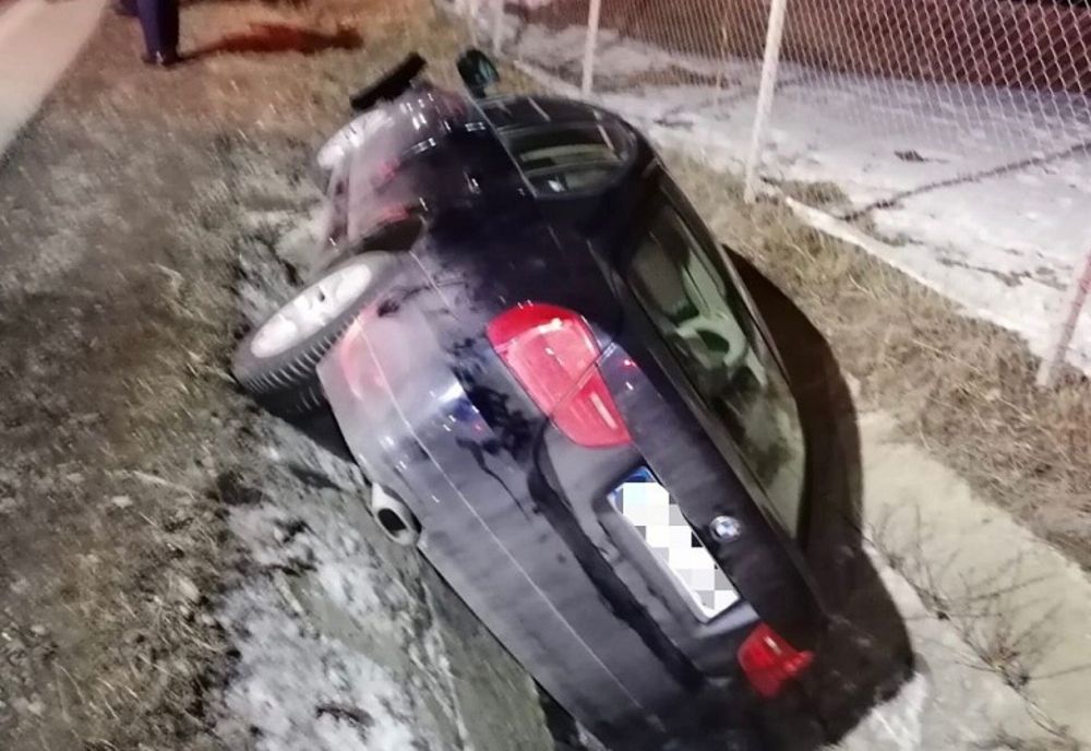 Accident rutier la Dărmănești: o mașină s-a oprit în șanțul de la marginea drumului