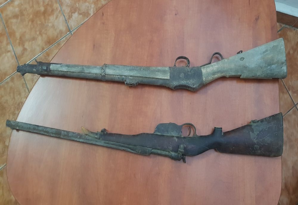 Arme letale descoperite la percheziții în comuna Dofteana