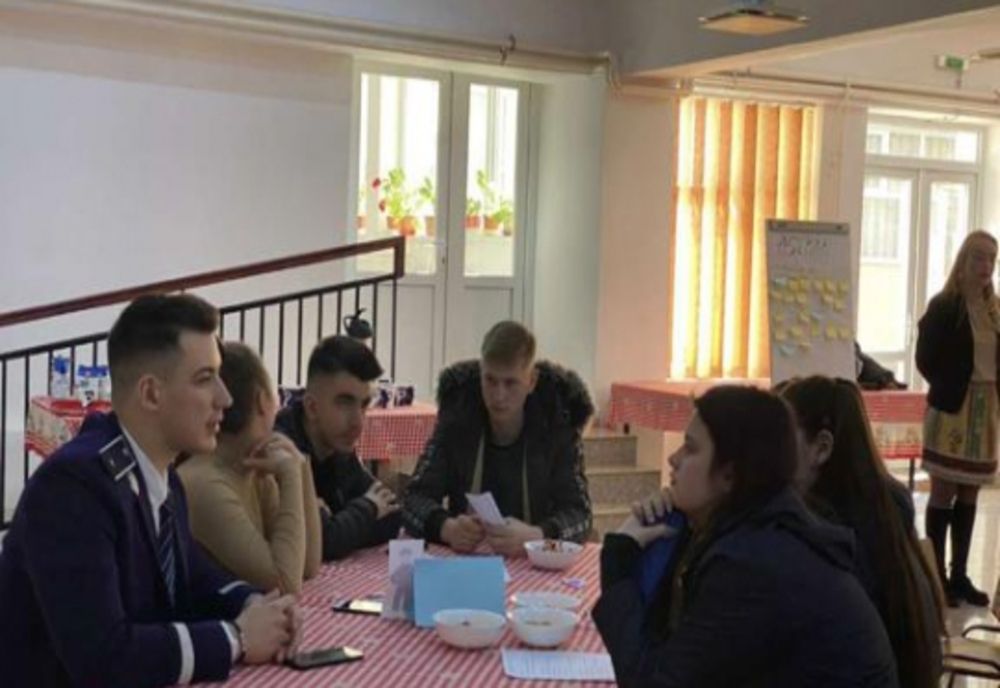 Polițiștii din Podu Turcului, prezenți la cafeneaua meseriilor