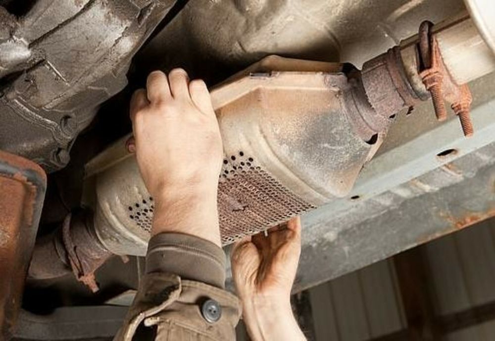 Reținuți de polițiști după ce ar fi încercat să sutragă un catalizator