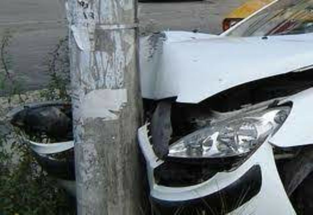 S-a urcat beat la volan și s-a oprit într-un stâlp. Ce alcoolemie avea șoferul