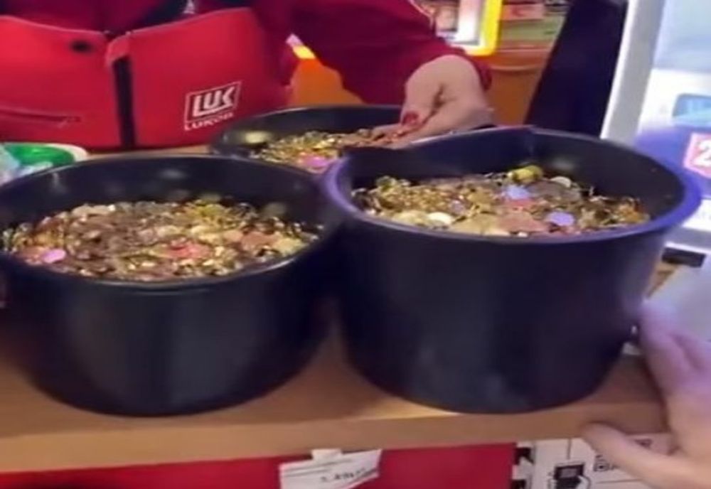 Protest anti-război: au plătit plinul la mașină cu trei găleți de monede!  VIDEO