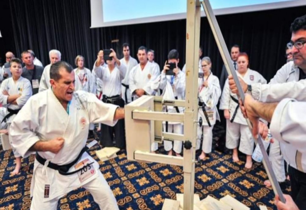 Omul din spatele uniformei, polițistul cu centura neagră