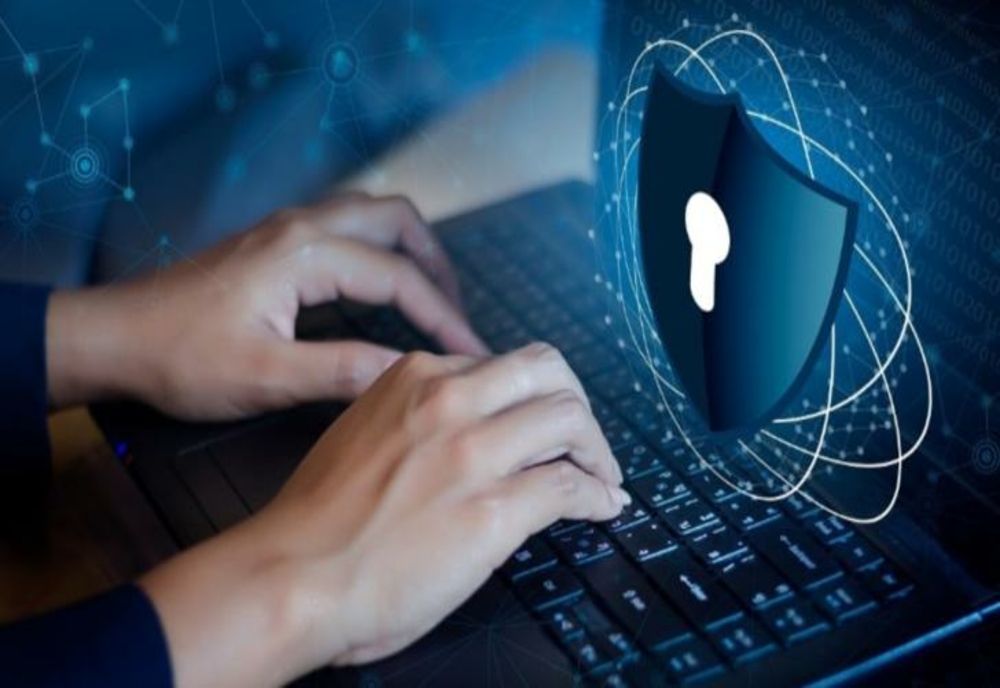 Percheziții la cinci infractori cibernetici căutați internațional