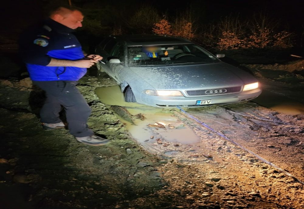 Turiști din Brașov, rătăciți pe un drum forestier din Slănic Moldova, ajutați de jandarmii montani