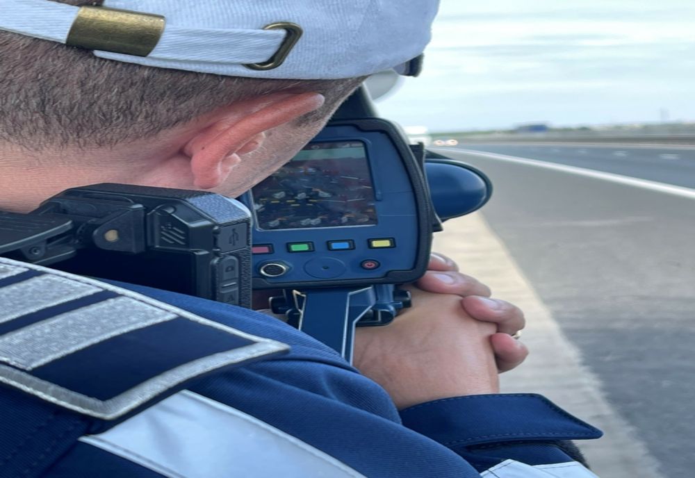 Conducea cu permisul suspendat și a fost depistat cu aparatul radar