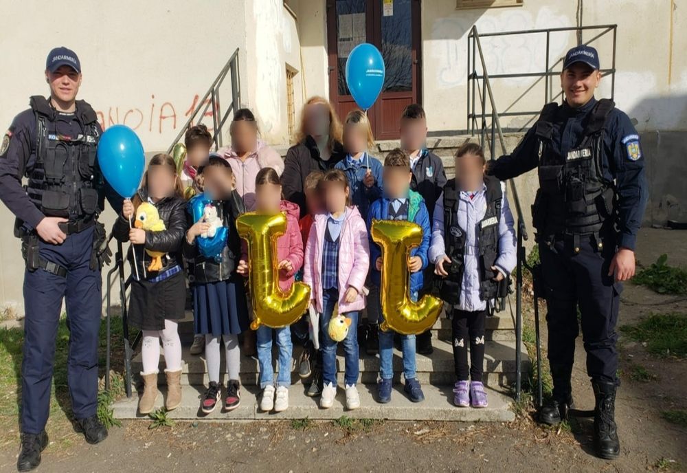 Peste 60 de copii au învățat litera "J " alături de jandarmii băcăuani 
