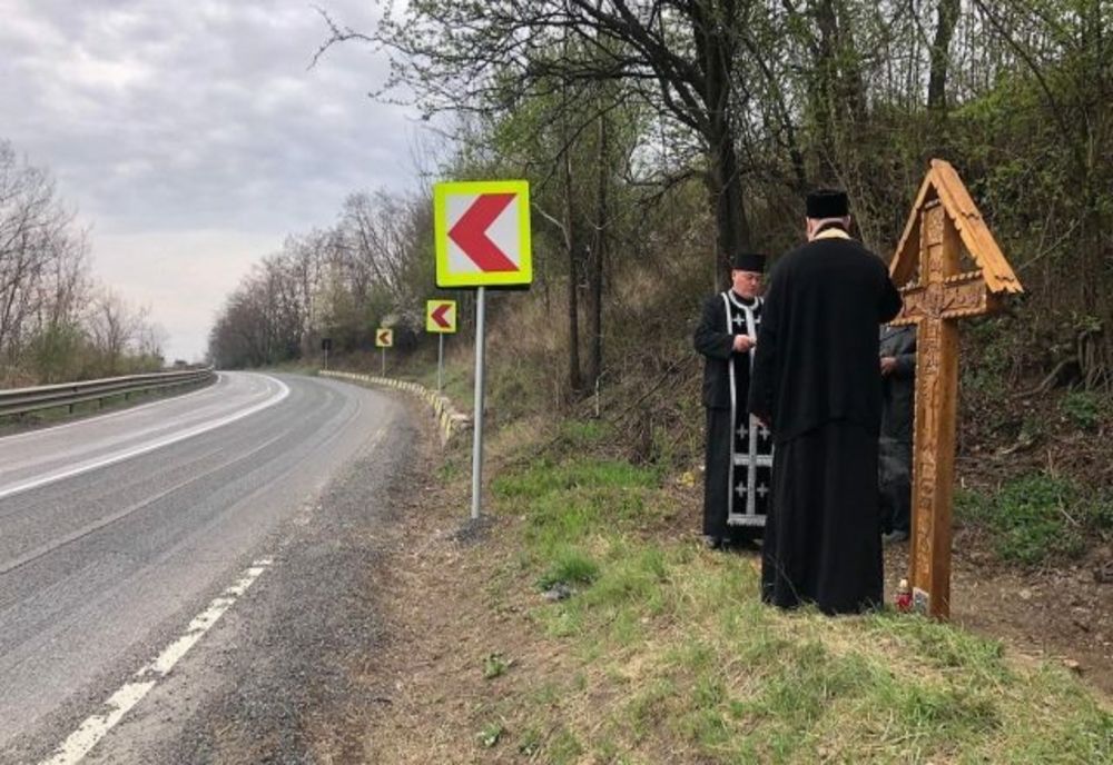 A fost instalată o cruce în ”curba morții” dintre Onești și Bacău, pentru a-i proteja pe șoferi 