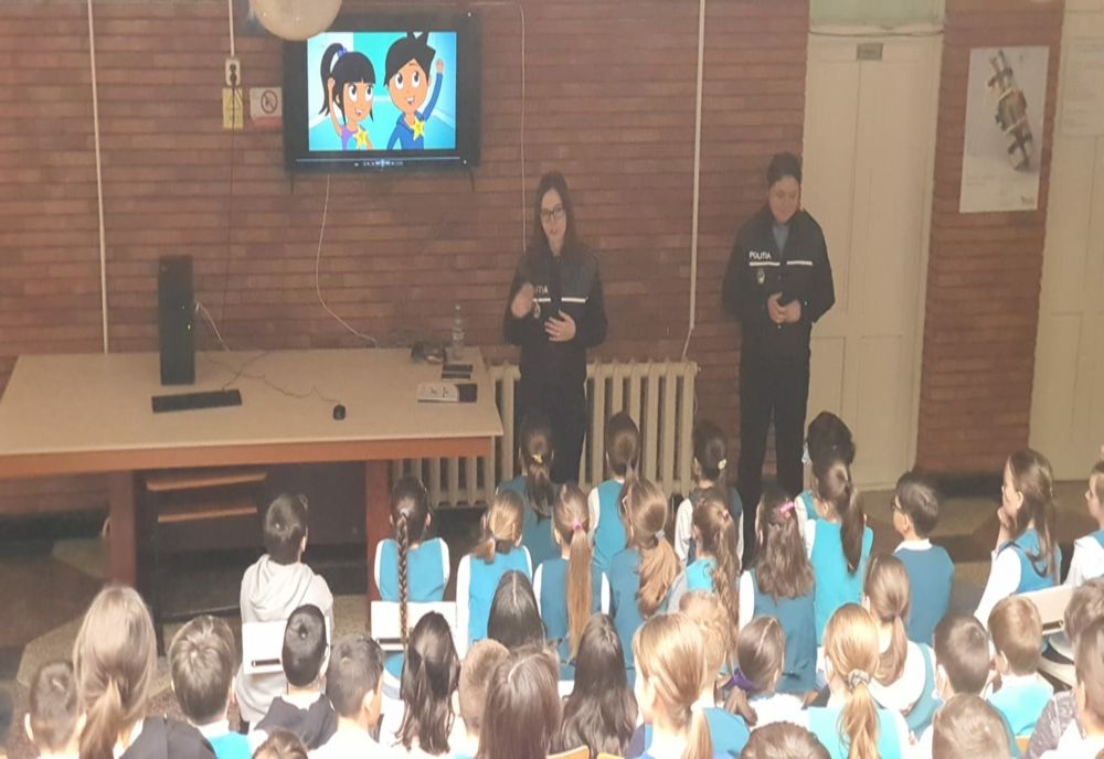 Polițiștii învață elevii cum să-și protejeze viața