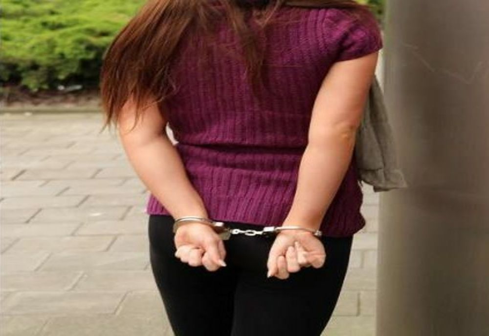 O hoață care furat din apartamente și magazine, prinsă de polițiști 