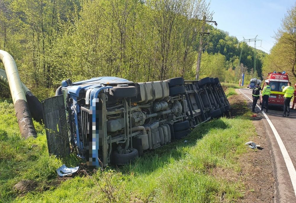 Camion plin cu cherestea, răsturnat pe DN11