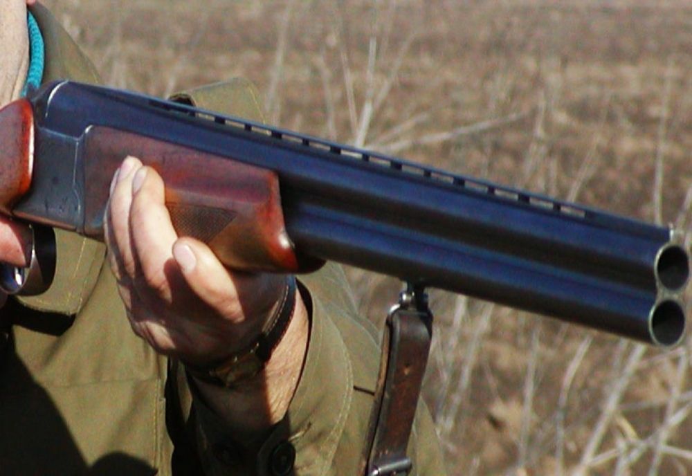 Un septuagenar s-a îmbătat și a tras cu arma. Polițiștii s-au deplasat imediat la fața locului