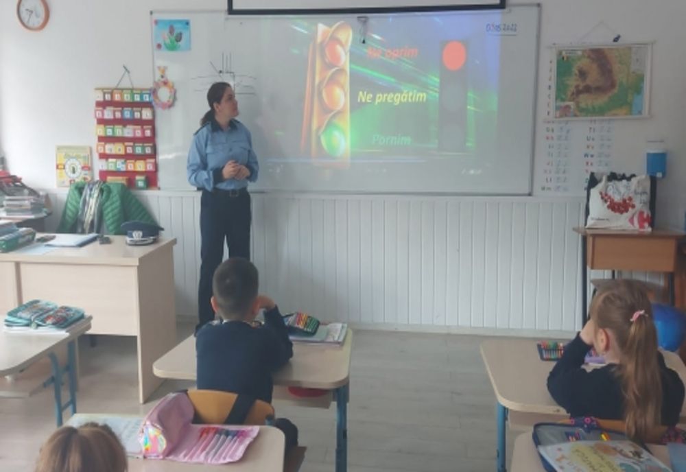 Polițiști și elevi la „Școala Siguranței Tedi” 