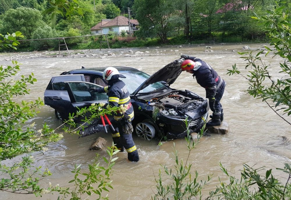 Un șofer a ajuns cu autoturismul în râul Trotuș