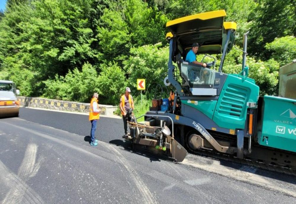 Asfaltări pe DN11, la limita județelor Covasna și Bacău
