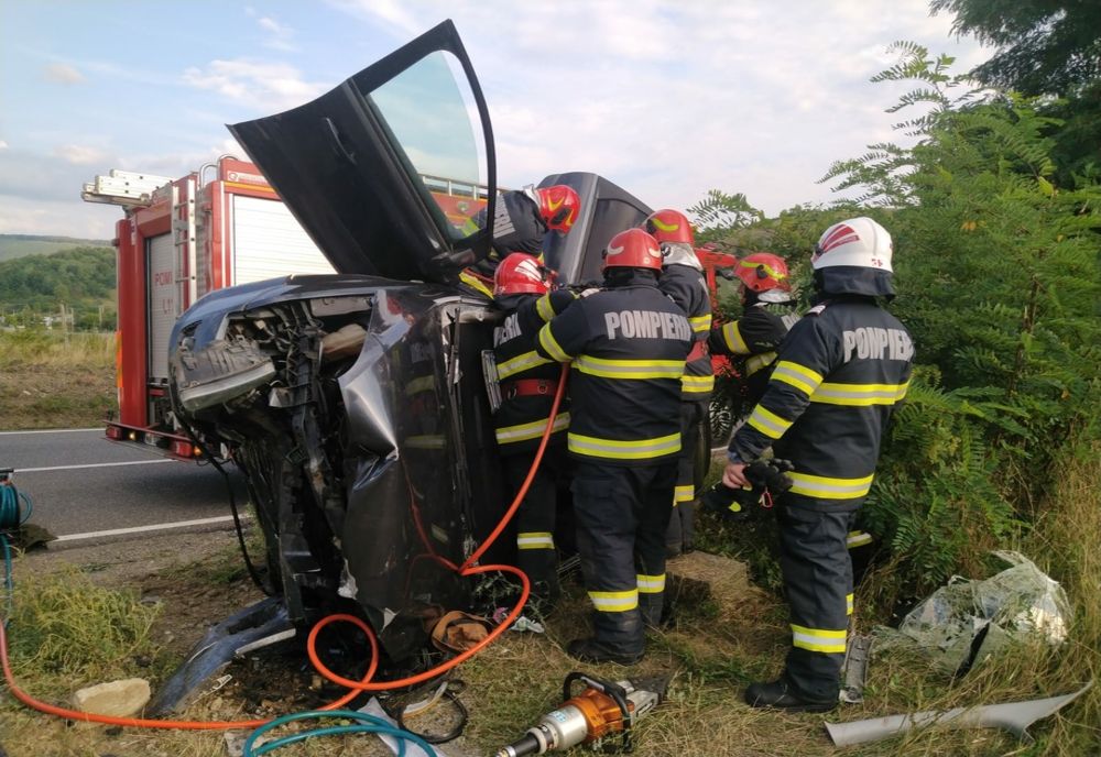 O mașină s-a răsturnat în afara carosabilului la Scorțeni