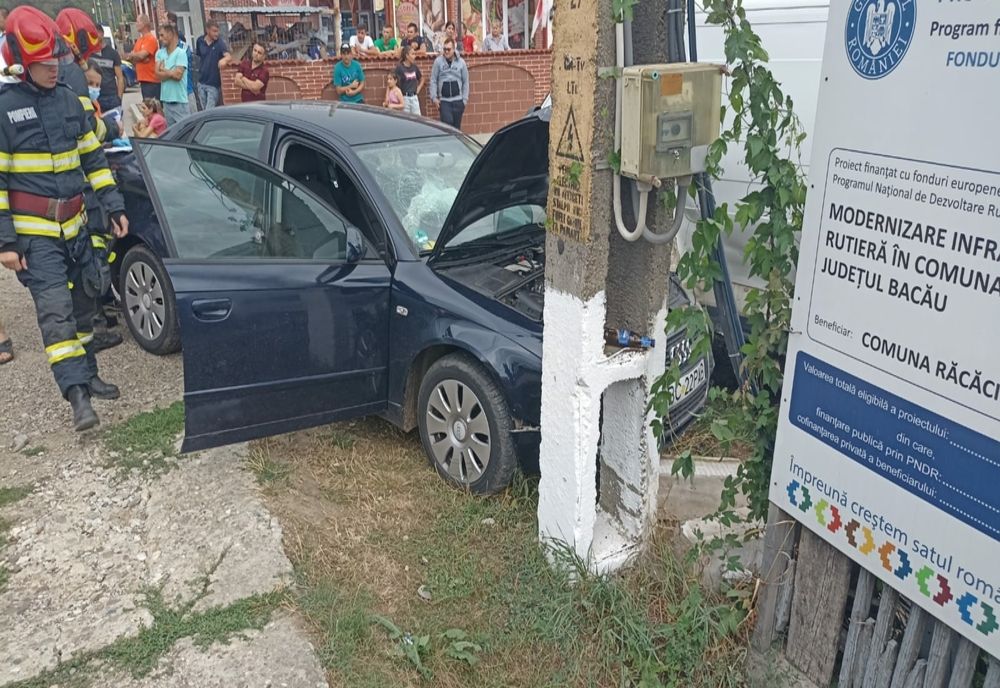 O mașină s-a izbit de un stâlp la Răcăciuni