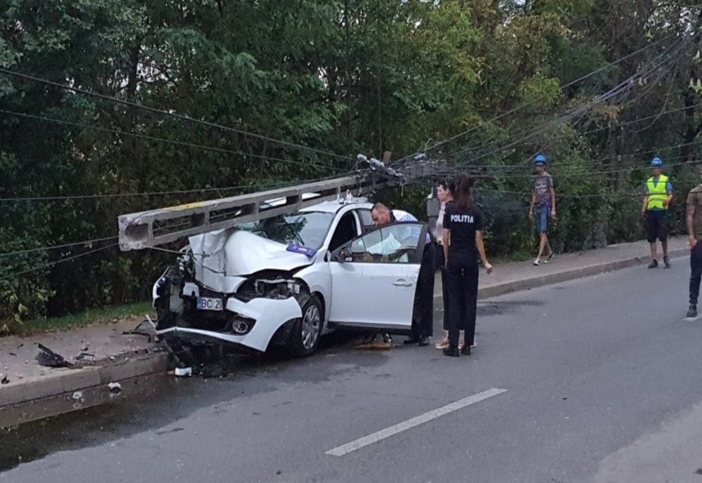 Un bărbat băut și fără permis a rupt un stâlp pe strada Ion Luca din Bacău
