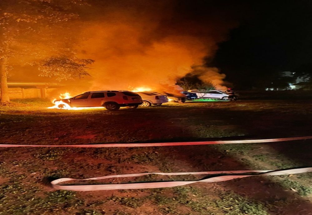 8 mașini și un microbuz au ars în Bacău, în curtea Direcției de Protecție a Copilului. Focul a fost pus intenționat