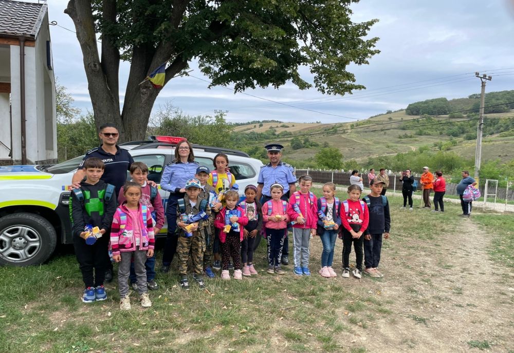 BACĂU: Polițiștii au oferit copiilor sărmani 45 de ghiozdane complet echipate