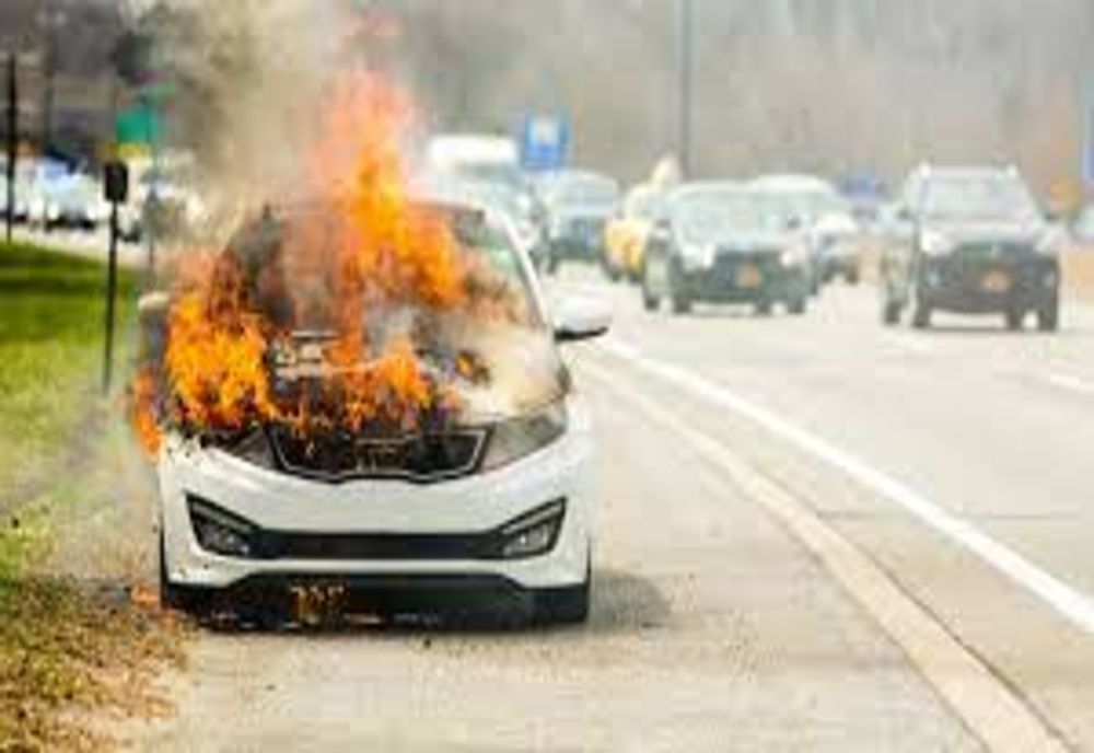 Conducea cu permisul suspendat și sub influența alcoolului! A fost depistat după ce i-a luat foc motorul