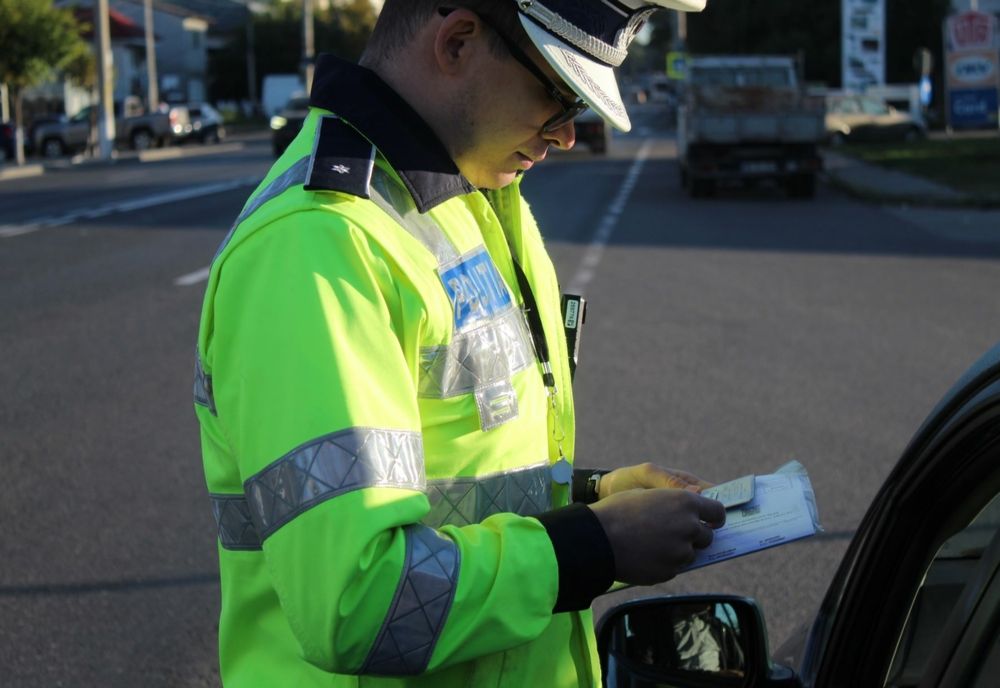 La plimbare prin trafic, cu numere de înmatriculare de hârtie