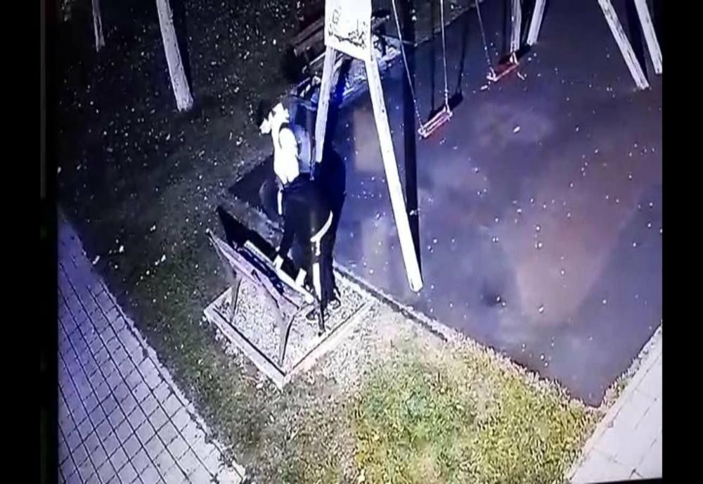 Doi adolescenți obligați de polițiștii locali să refacă mobilerul urban distrus din Parcul Unirii