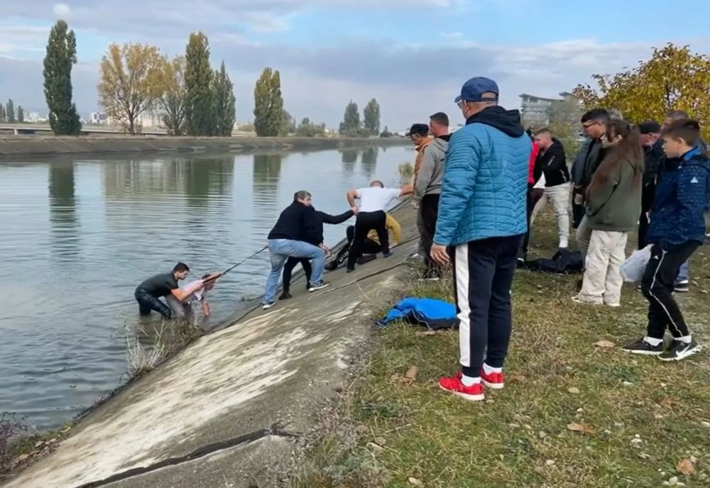 Un copil a fost salvat de la inec de un tanar care se afla in apropiere