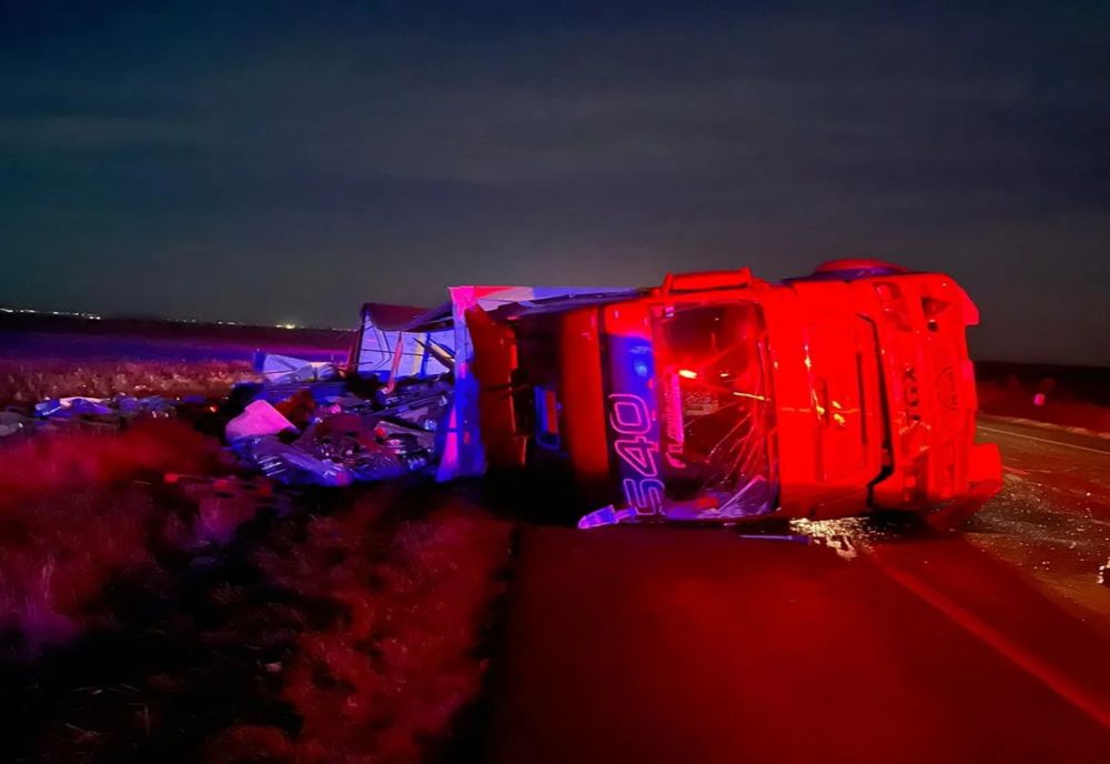 Un TIR cu apă minerală condus de un băcăuan, s-a răsturnat în județul Buzău. În ce stare l-au găsit polițiștii pe șofer
