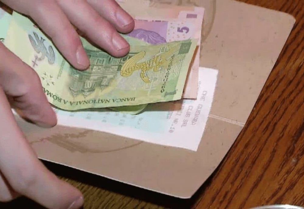 Bacșișul, la un pas de a fi fiscalizat! El a trecut de Comisia de buget a deputaților și va merge la vot